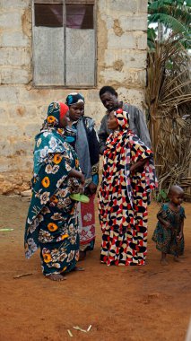 Kinyasini, Zanzibar - Ekim 2024: Geleneksel renkli giyinen Afrikalı kadınlar 