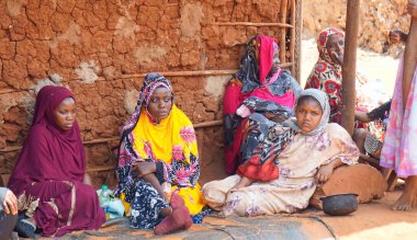 Kinyasini, Zanzibar - Ekim 2024: Geleneksel renkli giyinen Afrikalı kadınlar 