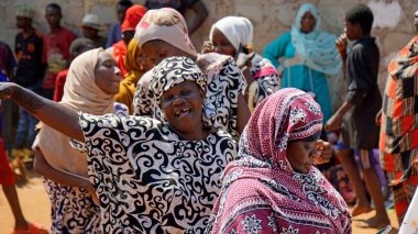 Kinyasini, Zanzibar - Ekim 2024: Geleneksel giyinmiş köy halkı bir düğün törenini kutluyor