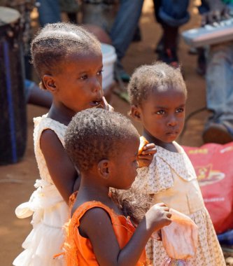 Kinyasini, Zanzibar - Ekim 2024: Yerel bir köydeki çocuklar