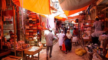 Stonetown, Zanzibar - Ekim 2024: Jozani pazarındaki işlek sokaklar