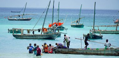 Nungwi, Zanzibar - Ekim 2024: Teknedeki yerel balıkçı
