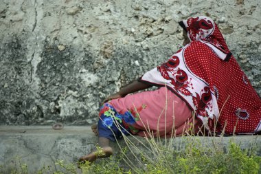 Paje, Zanzibar - Ekim 2024: köy sakinleri dinleniyor