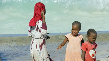 Nungwi, Zanzibar- Ekim 2024: Sahilde poz veren çocuklar grubu