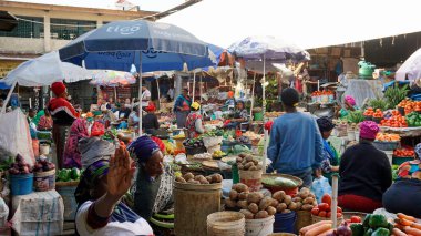 Stonetown, Zanzibar - Ekim 2024: Yerel taze pazar sakinleri 