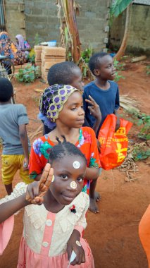 Kinyasini, Zanzibar - Ekim 2024: Yerel bir köydeki çocuklar