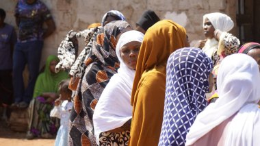 Kinyasini, Zanzibar - Ekim 2024: Geleneksel giyinmiş köy halkı bir düğün törenini kutluyor