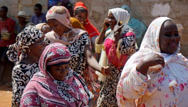 Kinyasini, Zanzibar - Ekim 2024: Geleneksel giyinmiş köy halkı bir düğün törenini kutluyor