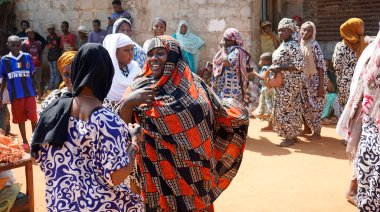 Kinyasini, Zanzibar - Ekim 2024: Geleneksel giyinmiş köy halkı bir düğün törenini kutluyor