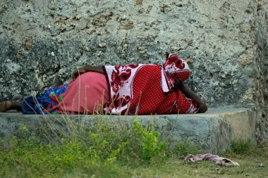 Paje, Zanzibar - Ekim 2024: köy sakinleri dinleniyor
