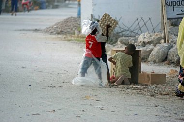 Jambiani, Zanzibar - Ekim 2024: Çöplerle oynayan küçük çocuklar