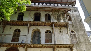 Taş kasabada geleneksel ahşap balkon, tanzanya