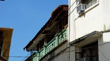 Zanzibar adasındaki taştan kasabada dar bir sokak.