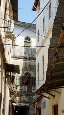 Zanzibar adasındaki taştan kasabada dar bir sokak.
