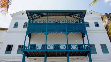 Taş kasabada geleneksel ahşap balkon, tanzanya