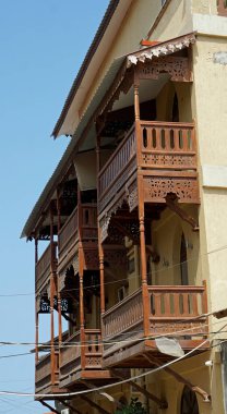 Taş kasabada geleneksel ahşap balkon, tanzanya