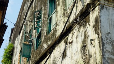 Zanzibar adasındaki taştan kasabada dar bir sokak.