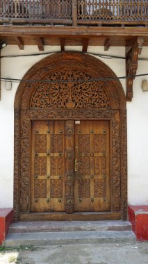 Zanzibar adasındaki Stonetown 'da geleneksel ahşap kapı