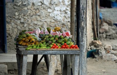 Zanzibar adasındaki yerel bir köyde basit bir meyve tezgahı.