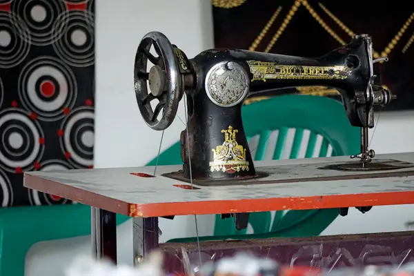 Paje, Zanzibar - Ekim 2024: Küçük dikiş büfesi 