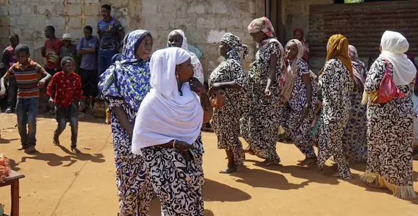 Kinyasini, Zanzibar - Ekim 2024: Geleneksel giyinmiş köy halkı bir düğün törenini kutluyor