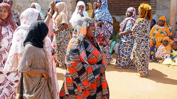 Kinyasini, Zanzibar - Ekim 2024: Geleneksel giyinmiş köy halkı bir düğün törenini kutluyor