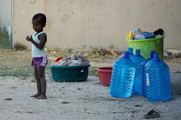 Paje, Zanzibar - Ekim 2024: Köyün sokaklarında oynayan çocuklar
