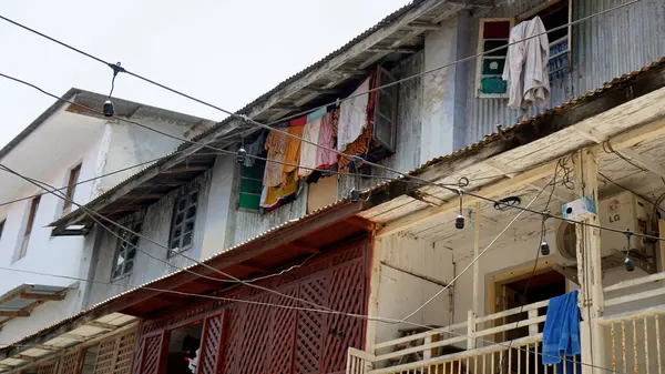 Zanzibar adasındaki taştan kasabada dar bir sokak.