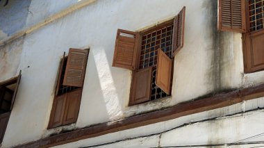 Stonetown 'daki geleneksel tahta pencere panjurları