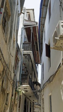 Zanzibar adasındaki taştan kasabada dar bir sokak.