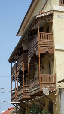 Taş kasabada geleneksel ahşap balkon, tanzanya