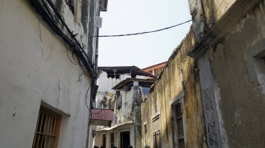 Zanzibar adasındaki taştan kasabada dar bir sokak.