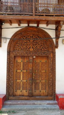 Zanzibar adasındaki Stonetown 'da geleneksel ahşap kapı