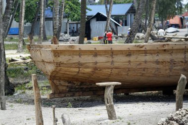 Nungwi sahilinde ahşap kayıklar yapım aşamasında.