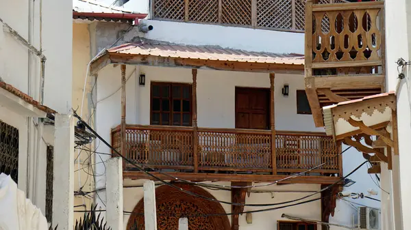 Zanzibar adasındaki taştan kasabada dar bir sokak.