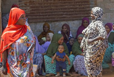 Kinyasini, Zanzibar - Ekim 2024: Geleneksel giyinmiş köy halkı bir düğün törenini kutluyor