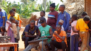 Kinyasini, Zanzibar - Ekim 2024: Bir düğün töreninde müzisyenler