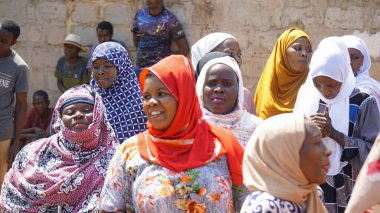 Kinyasini, Zanzibar - Ekim 2024: Geleneksel giyinmiş köy halkı bir düğün törenini kutluyor