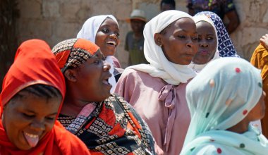 Kinyasini, Zanzibar - Ekim 2024: Geleneksel giyinmiş köy halkı bir düğün törenini kutluyor