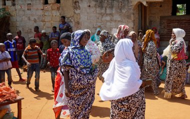 Kinyasini, Zanzibar - Ekim 2024: Geleneksel giyinmiş köy halkı bir düğün törenini kutluyor