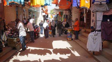 Stonetown, Zanzibar - Ekim 2024: Jozani pazarındaki işlek sokaklar