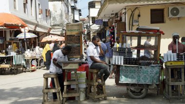 Stonetown, Zanzibar - Ekim 2024: Jozani pazarındaki işlek sokaklar