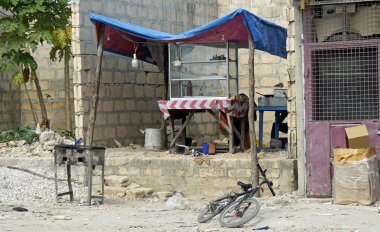 Paje, Zanzibar - Ekim 2024: Basit küçük sokak yemekleri tezgahı