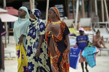 Nungwi, Zanzibar - Ekim 2024: Sular çekildiğinde okyanustan deniz ürünleri toplayan kadın