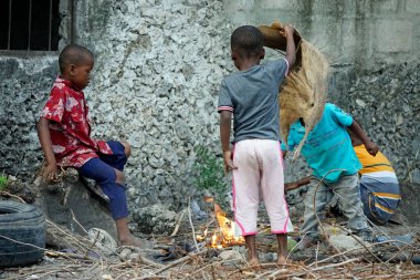 Paje, Zanzibar - Ekim 2024: köyde ateşle oynayan çocuklar