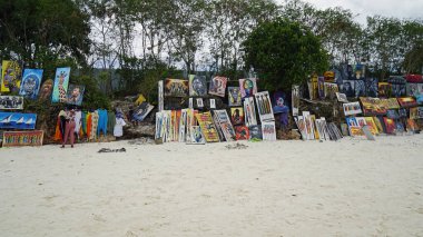 Stonetown, Ekim 2024: Turistler için renkli tablolar