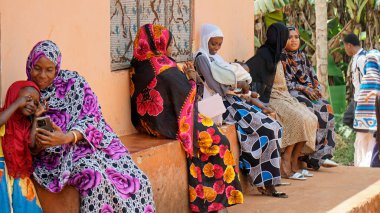 Kinyasini, Zanzibar - Ekim 2024: sakinler basit evlerinin önünde oturuyorlar