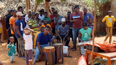 Kinyasini, Zanzibar - Ekim 2024: Bir düğün töreninde müzisyenler
