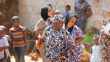 Kinyasini, Zanzibar - Ekim 2024: Geleneksel giyinmiş köy halkı bir düğün törenini kutluyor