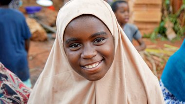 Kinyasini, Zanzibar - Ekim 2024: Yerel bir köydeki çocuklar